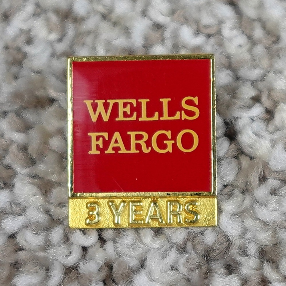 Wells Fargo‎ 3 Years Service Recognition Enamel Lapel Pin Gold Tone Red